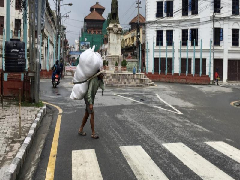 ONU\Vibhu Mishra. Un hombre cargando un bulto en Kathmandu, Nepa