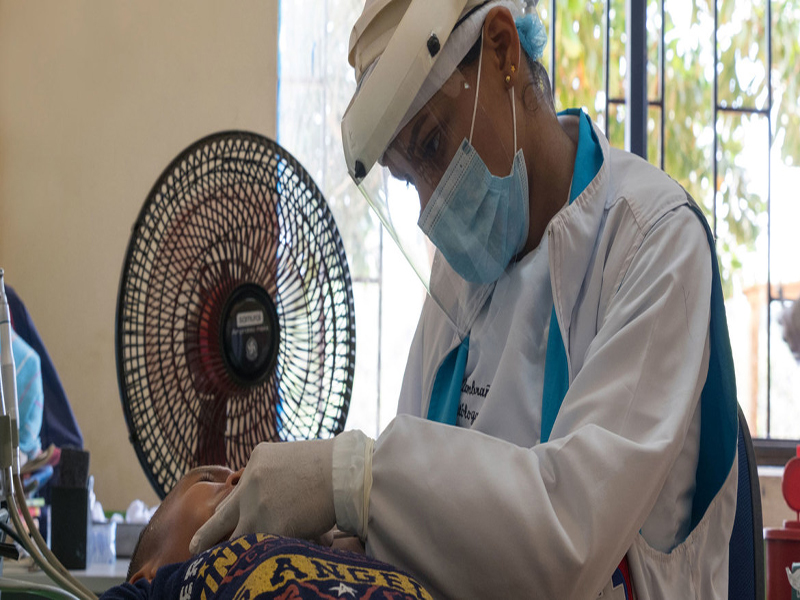 Cruz Roja/Colombia Trabajador de salud revisando a un niño colombiano durante la pandemia de COVID-19