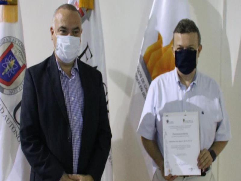 Armando Quirasco Piña, contralor de John Deere Shared Serevice México, participó en la entrega de los equipos de cómputo en el estrado, junto al Director de la Facultad de Contaduría Pública y Administración de la UANL, Luis Alberto Villarreal 