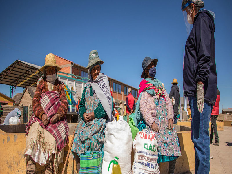 PMA/Morelia Eróstegui. Un representante del Programa Mundial de Alimentos en Bolivia habla con una mujer indígena Uru-Murato sobre el COVID-19 y la buena nutrición