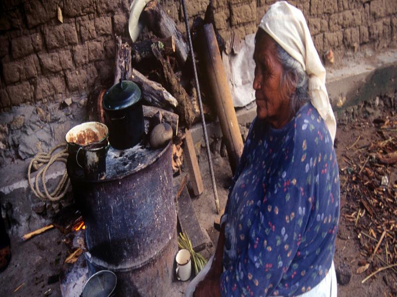 Fernando Rosales Valenzuela. Fototeca Nacho López del Instituto Nacional de los Pueblos Indígenas. Mujer en la cocina en la comunidad indígena El Kipur, en Pima, Sonora, México