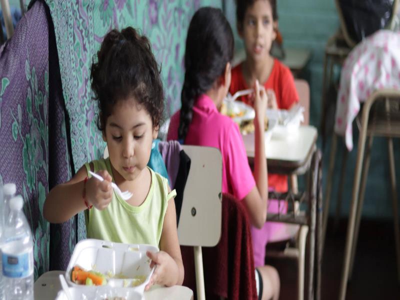 PMA/David Fernandez Estas niñas salvadoreñas eran beneficiarias de los almuerzos escolares. Ahora esas raciones de alimentos se preparan para que los niños se los lleven a sus casas