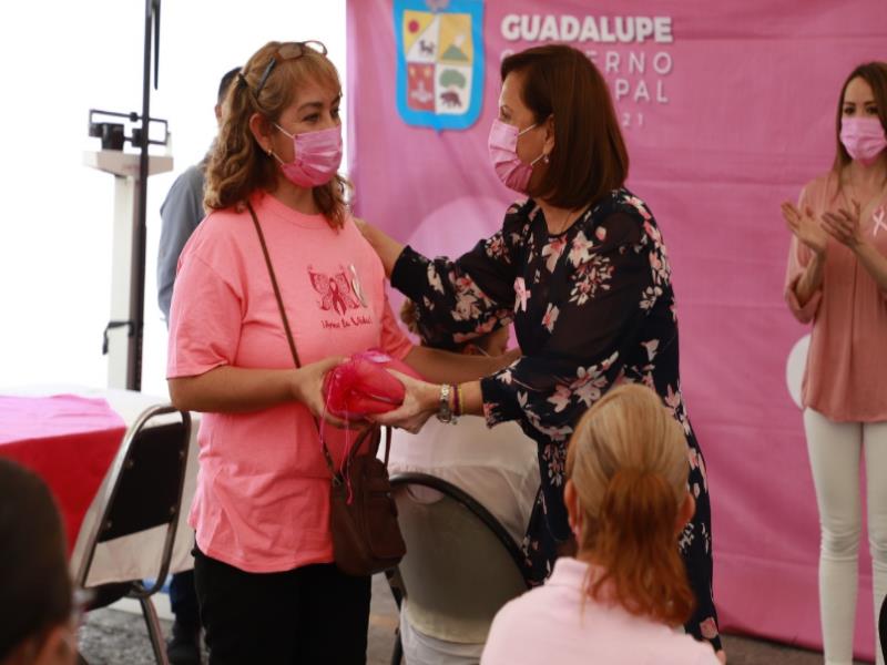 Entregaron 30 pares de prótesis artesanales a mujeres que han tenido una cirugía de mastectomía