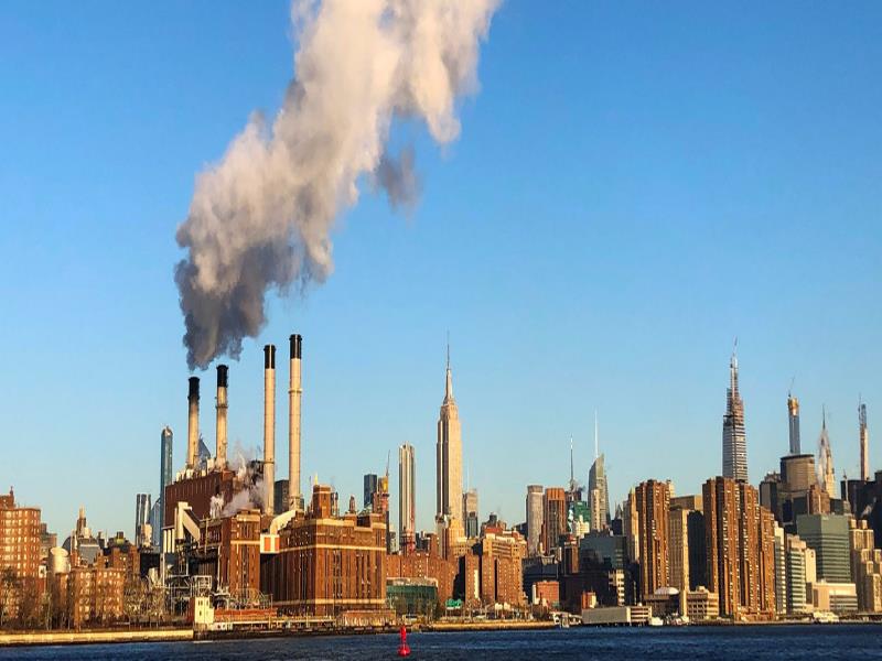 Noticias ONU/Daniel Dickinson Emisiones de una fábrica en Manhattan, Nueva York