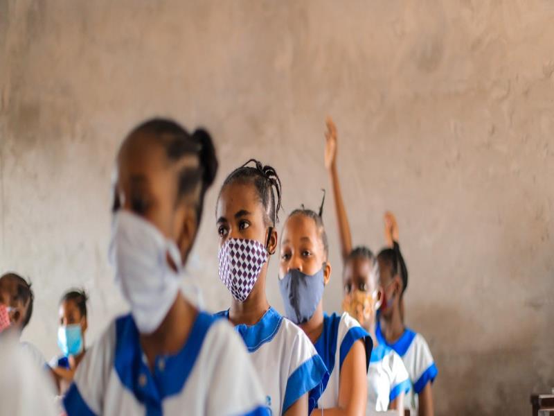 UNICEF / Josue Mulala Estudiantes con mascarilla en una escuela de la República Democrática del Cong