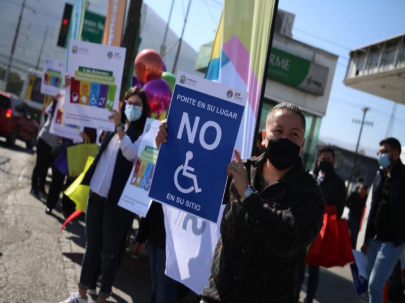 La campaña de concientización de los derechos de personas con discapacidad se realizó en cruceros principales de la ciudad