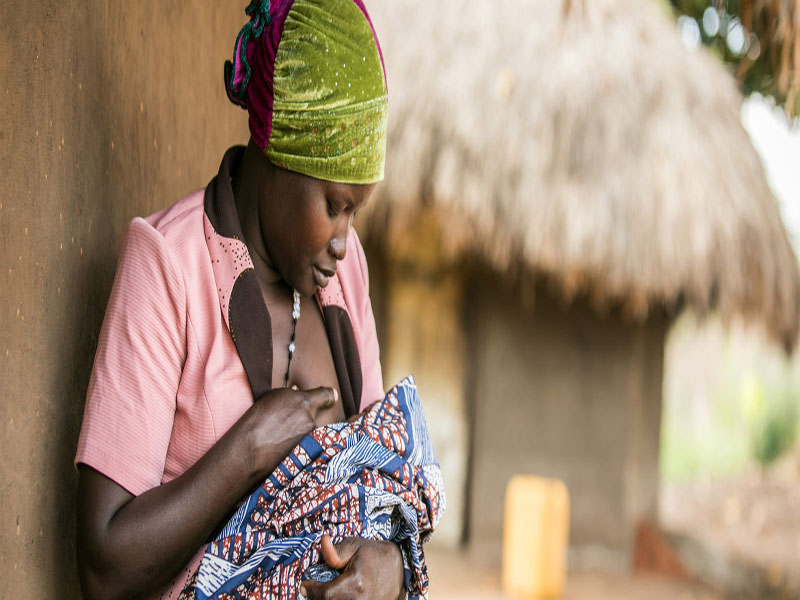 © UNICEF/Zahara Abdul Lucy Atokoru amamanta a su bebé en Omugo, Uganda