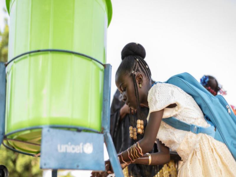 UNICEF/UN0350580/Haro. Soraya, de 10 años, se lava las manos el primer día de regreso a la escuela en Níger después de permanecer cerrada debido a la COVID-19