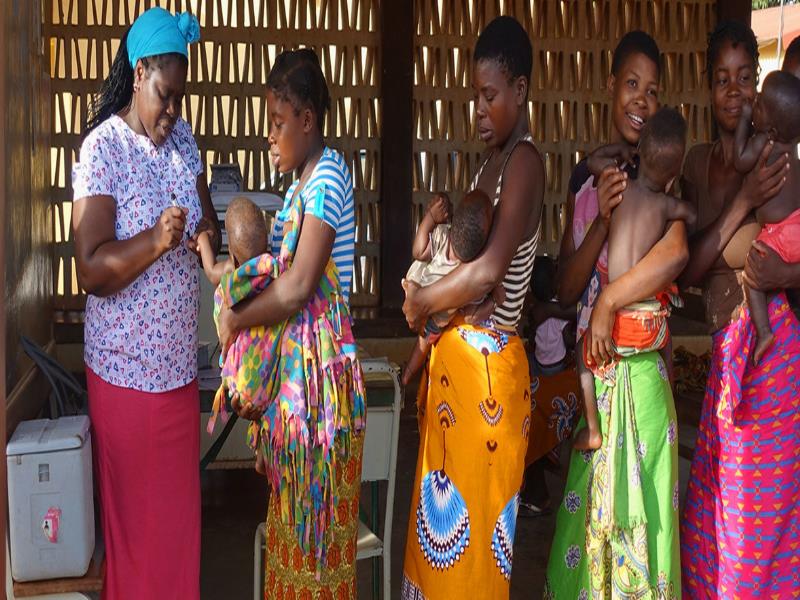 © UNICEF/Claudio Fauvrelle Madres en Mozambique llevan a sus bebes a vacunarse