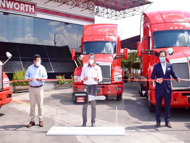 De izquierda a derecha: Fabrizio Bartolini A., Director General de KENWORTH Metropolitanos. Marco Ávila R., Director de Logística Coca-Cola FEMSA México. Javier Valadez O., Director de Operaciones KENWORTH México.