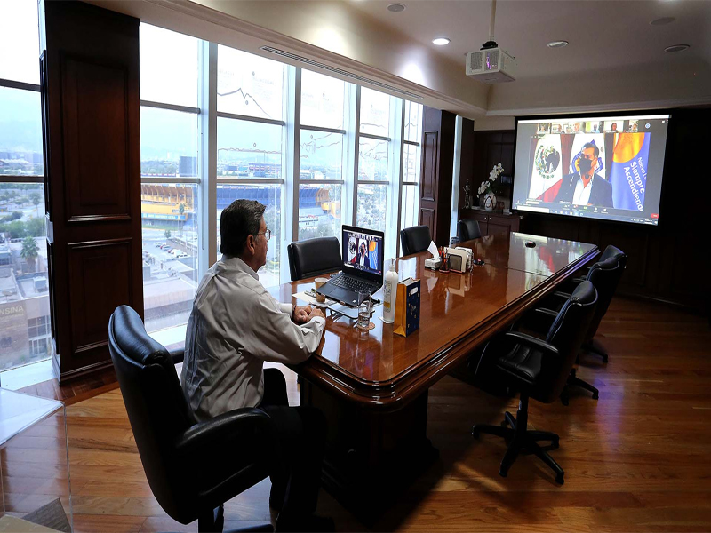 La firma se llevó a cabo en el Palacio de Gobierno. Contó con la presencia virtual de los rectores de las universidades participantes, incluyendo el Rector de la UANL, Rogelio Garza Rivera. Fotografía/Efraín Aldama