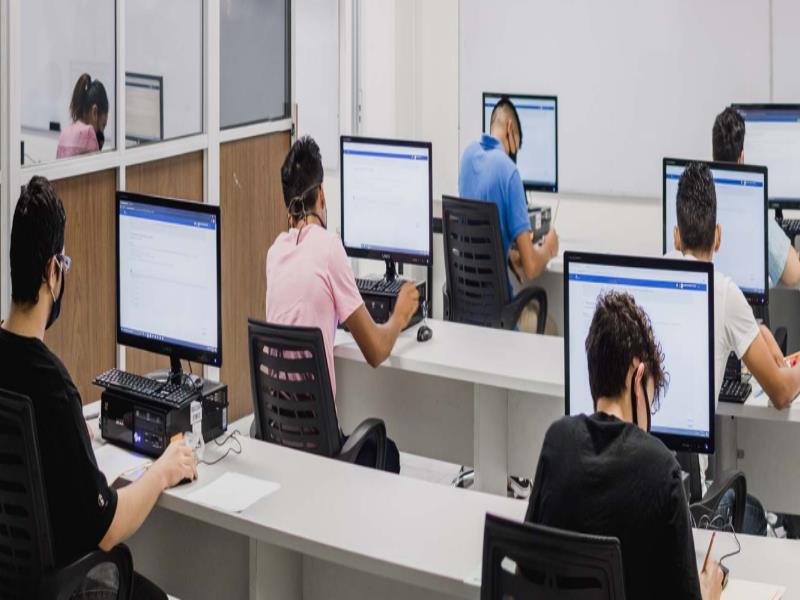 se celebró el examen de ingreso a preparatorias y facultades para los aspirantes que manifestaron no contar con computadora o conectividad de internet y cumplieron con el debido registro. Fotografía: Efraín Aldama y José Luis Macías