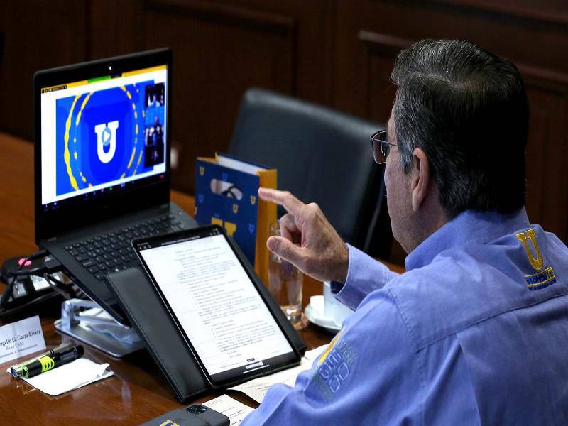 El siguiente paso, que aún es piloto, es ofertar una modalidad híbrida, en la que los estudiantes y maestros acudan e impartan clases presenciales y virtuales para el próximo semestre enero-julio de 2021. Fotografía/Efraín Aldama