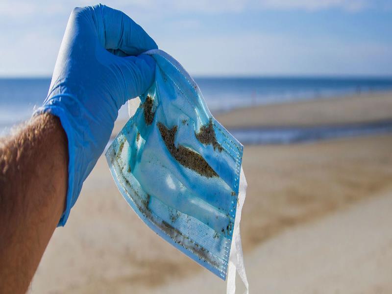 Unsplash/Brian Yurasits. Una mascarilla hallada en la playa de Hampton Beach, en el estado de New Hampshire, en Estados Unidos