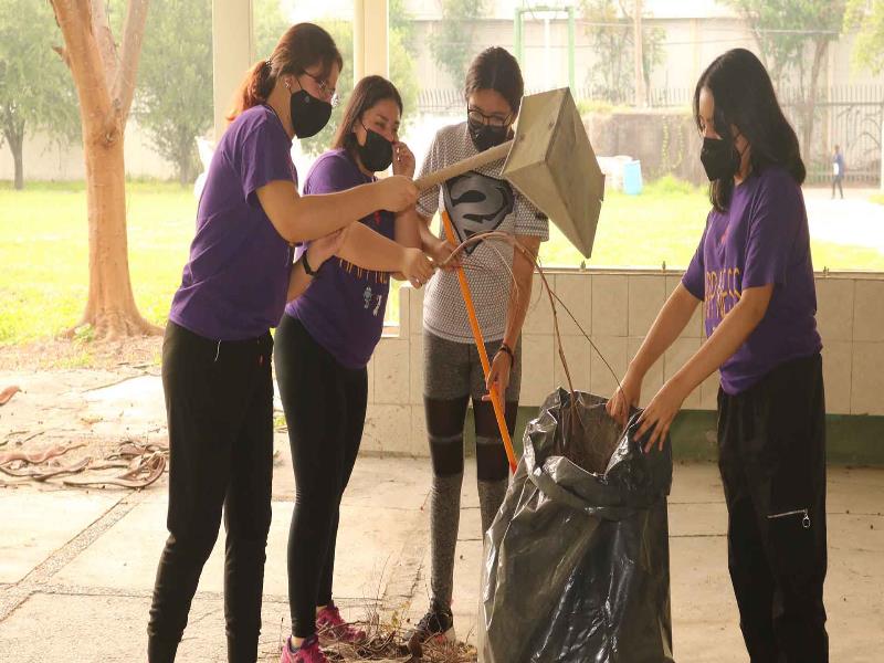 Los estudiantes aportaron su tiempo para el mantenimiento del plantel