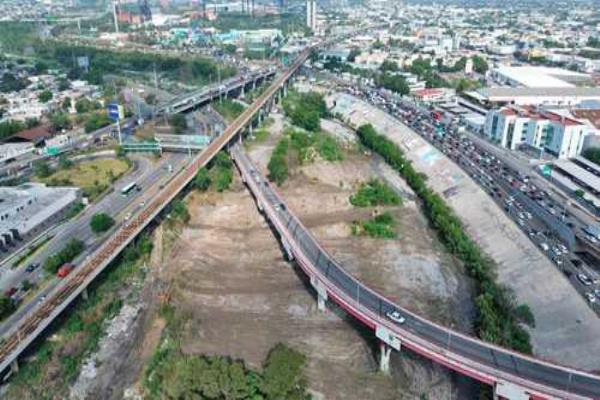  Imagen del bosque urbano ubicado en el paso multimodal en el centro de Monterrey, del cual autoridades estatales empezaron a eliminar sauces y álamos, especies nativas.Foto La Jornada