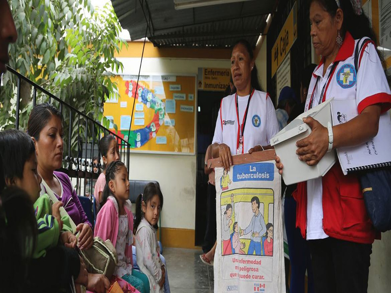 © OPS-OMS. Los pacientes de un centro de salud en Perú reciben consejos sobre cómo evitar contraer tuberculosis.