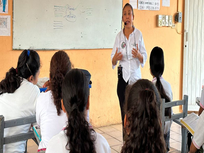 © ACNUR/Pierre-Marc René. Cecilia del Carmen Real Magaña enseña español en una escuela secundaria de Tenosique, en Tabasco, México. La maestra afirma que convivir con los niños de diferentes nacionalidades permite fortalecer el aprendizaje e intercambiar sobre culturas y ser más sensibles a los demás.