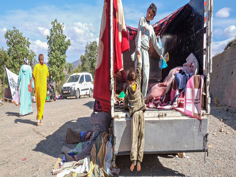 UNICEF/Brahim Benkirane. Dos tercios de los Objetivos de Desarrollo relacionados con la infancia no están en camino de lograrse en 2030. En la imagen, familias de la pequeña ciudad marroquí de Moulay Brahim recogen sus pertenencias tras el terremoto.