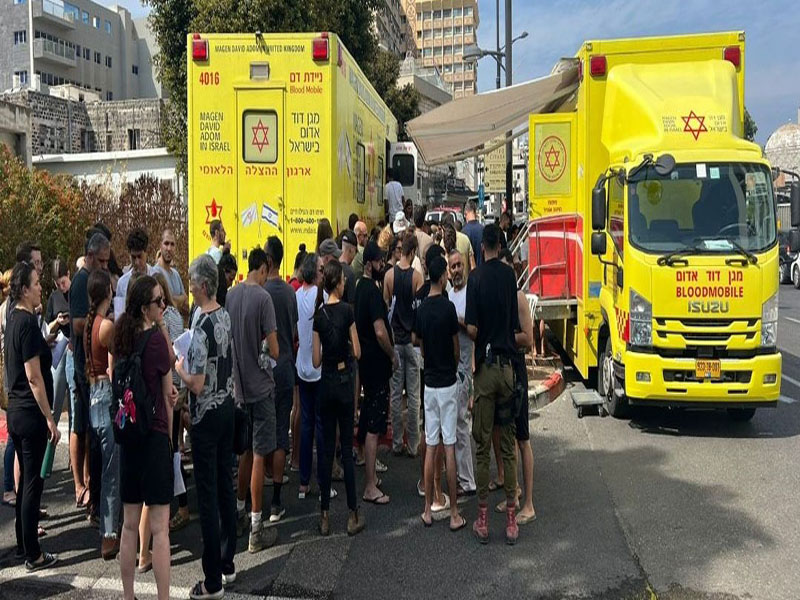 © Magen David Adom Israel En Israel, la gente hace cola para donar sangre.