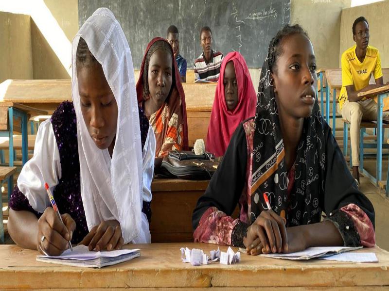  © UNICEF Chad/Annadjib Ramadane. Mujeres jóvenes estudian en un centro de Bol, en Chad.