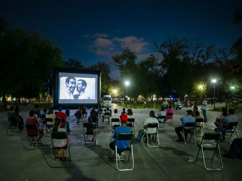 Función de cine en la Alameda Mariano Escobedo