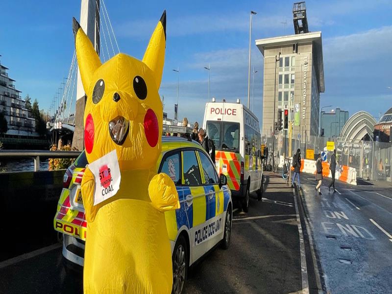 Noticias ONU/Laura Quiñones. Un activista vestido de Pikachu se manifiesta a las puertas del recinto de la COP26, la Conferencia sobre el clima de la ONU, que se celebra en Glasgow (Escocia).