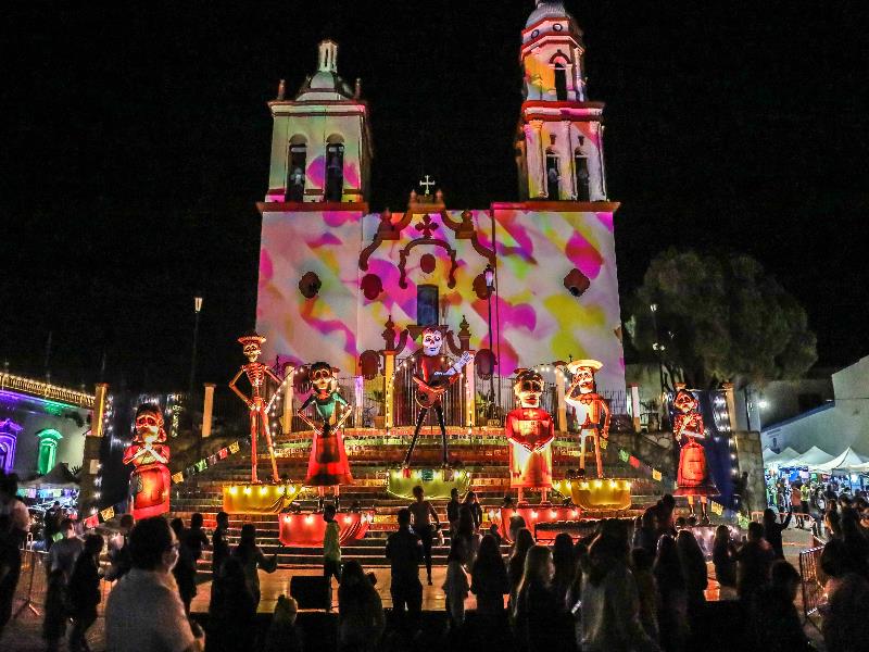 "Altares de los Nuestros"se ubica en la plaza principal de Santiago