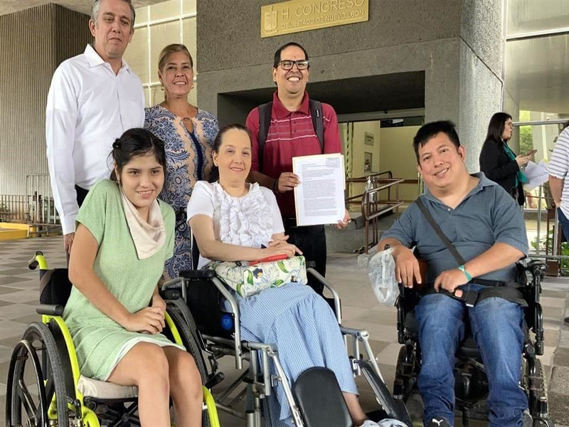 En busca de garantizar una protección social y prestaciones económicas para personas con discapacidad, el colectivo entregó una iniciativa de ley en la Oficialía de Partes del Congreso local. Foto: Imelda Robles