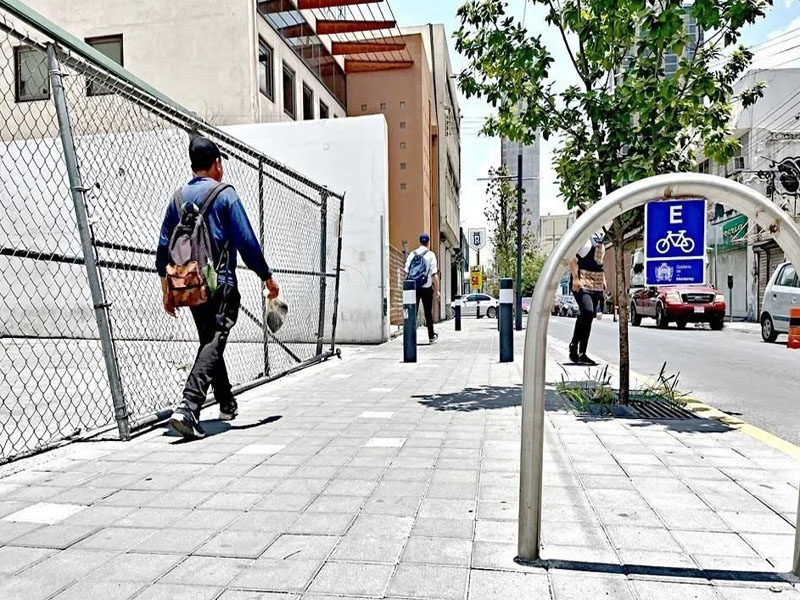 Los corredores verdes realizados por la actual administración regia no contemplaron guías táctiles a lo largo de la banqueta. Crédito: Paulina Sánchez