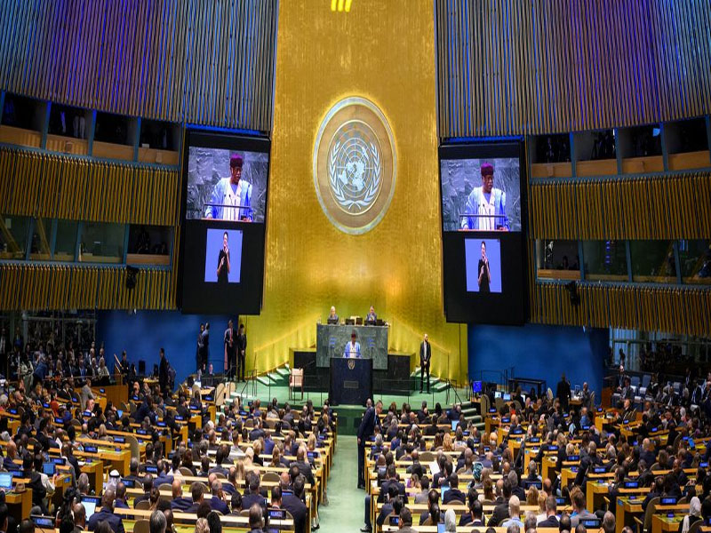 ONU/Loey Felipe Philemon Yang (en el podio y en las pantallas), Presidente del 79º período de sesiones de la Asamblea General de las Naciones Unidas, pronuncia un discurso en la inauguración de la Cumbre del Futuro.