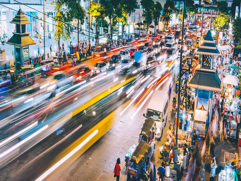 Unsplash/Dan Freeman Imagen nocturna en cámara rápida de una calle muy transitada en Bangkok, Tailandia