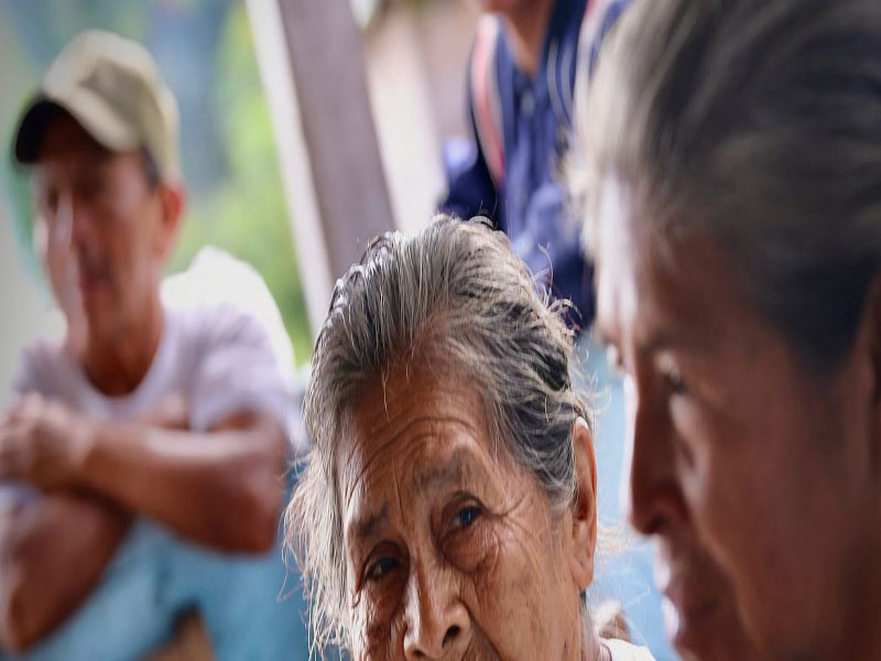 OIM/Gema Cortés. Una anciana indígena espera su turno para la consulta médica en una remota aldea del norte de Brasil.