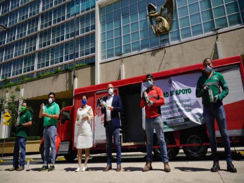 La responsable de recibir los insumos médicos fue Teodora Vergara Almendra, representante legal del Voluntariado del IMSS