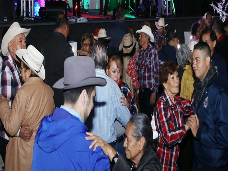 Los abuelitos disfrutaron de una comida, rifa de regalos y un gran baile con dos grupos musicales