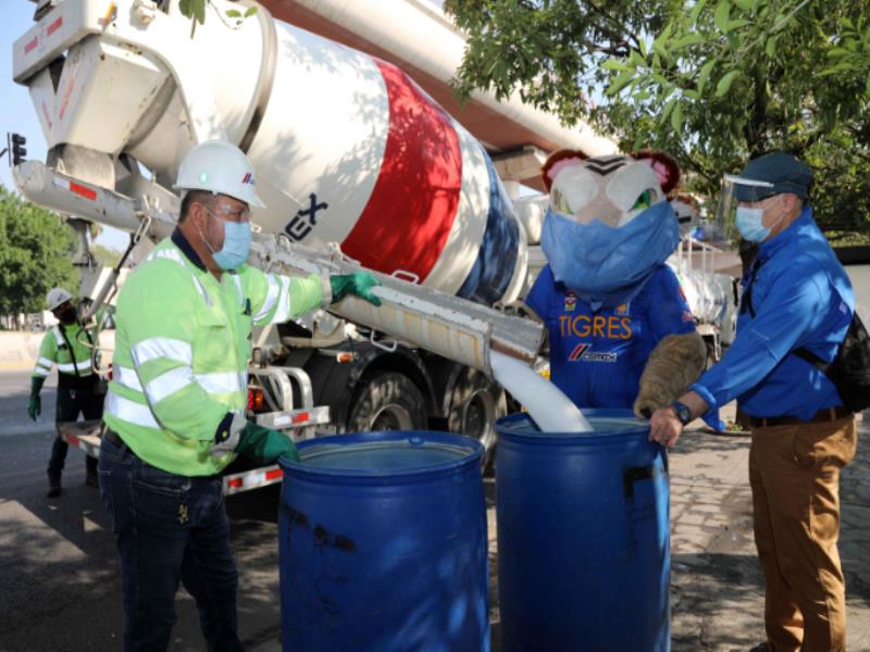 Representantes de CEMEX explicaron que la tolva contiene una mezcla de más de 7 mil 500 litros de liquido antibacterial que buscar eliminar las bacterías y gérmenes que podrían contener el coronavirus