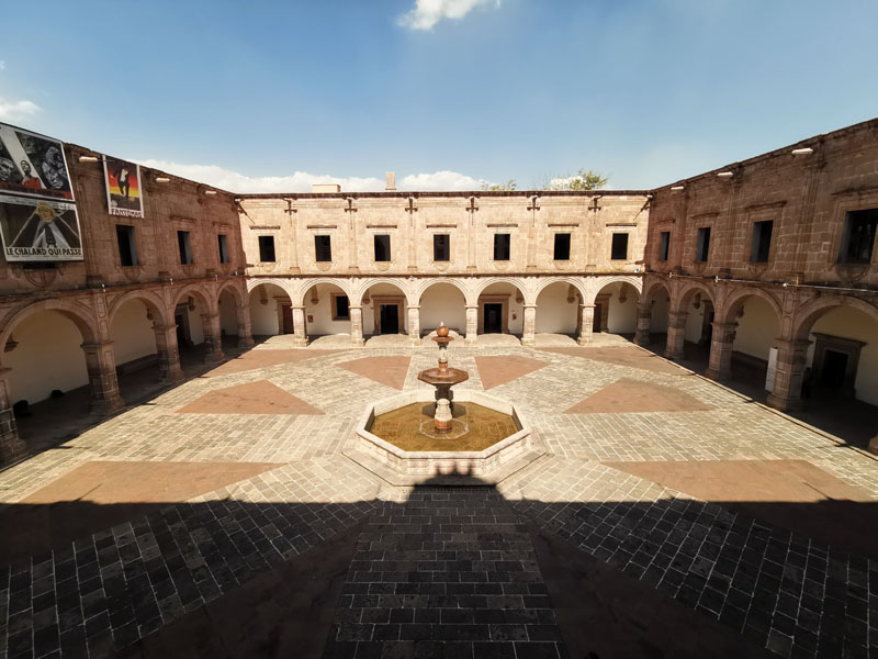 Vista del patio central del Centro Cultural Clavijero en Morelia, Michoacán. Fotógrafo: Alejandro Gómez Escorcia, imagen cortesía de Alejandro Gómez Escorcia.