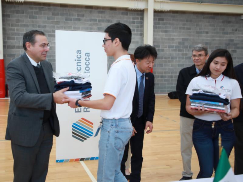 César Jiménez, Presidente Ejecutivo de Ternium México, dio la bienvenida a los alumnos y les entregó libros y el uniforme de este ciclo