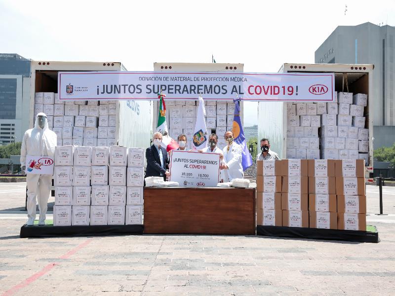 Donan un total de 30 mil trajes de bio seguridad con capucha, así como 10 mil caretas o escudos faciales