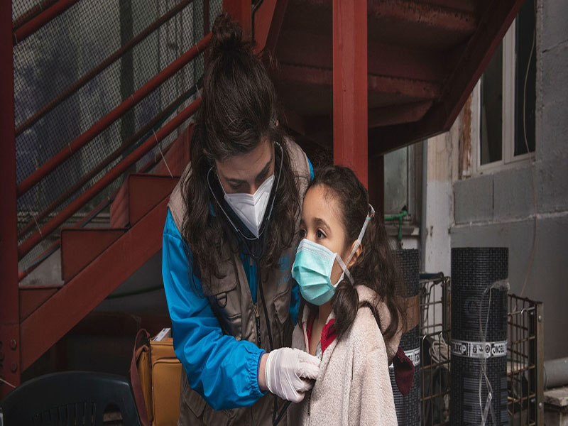 UNICEF/Alessio Romenzi Francesca (nombre ficticio) durante un reconocimiento médico en Italia por parte del equipo de salud de INTERSOS/UNICEF.