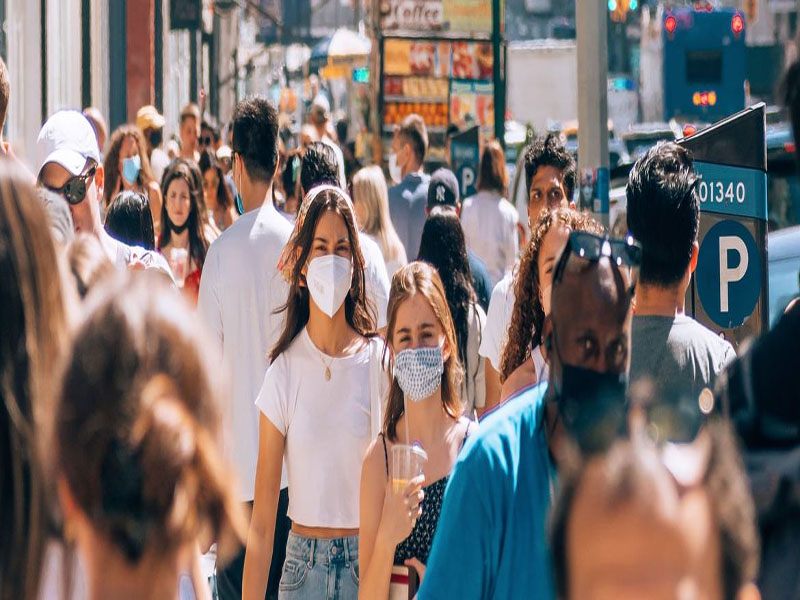 Unsplash/Yoav Aziz. Personas caminando por una concurrida calle de un popular distrito comercial del centro de Manhattan, en Nueva York.