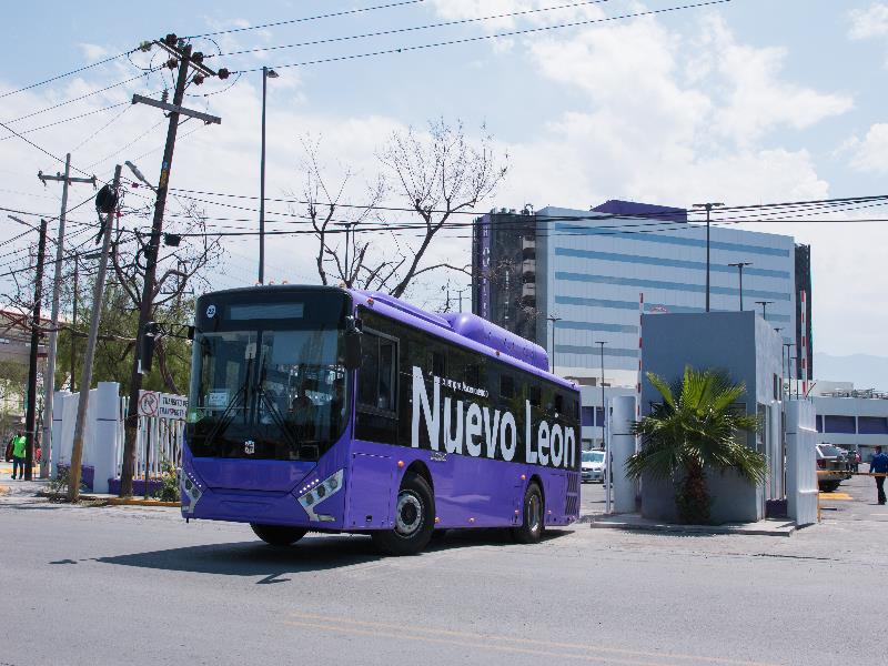 Unidades saliendo con personal sanitario del Hospital Metropolitano