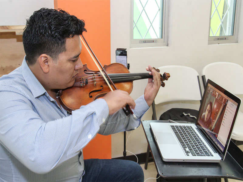 En el proyecto musical que funciona como una herramienta de desarrollo intelectual para los jóvenes, participan menores de entre 5 y 15 años de edad con clases en línea de manera grupal e individual